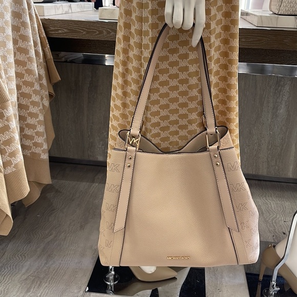 MICHAEL KORS ARLO LARGE GRAB BAG SHOULDER TOTE MK LEATHER GOLD~2 BAGS IN 1
Buff - Picture 9 of 16